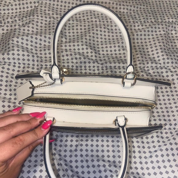 Cream coach bag with shoulder strap included - Picture 3 of 8